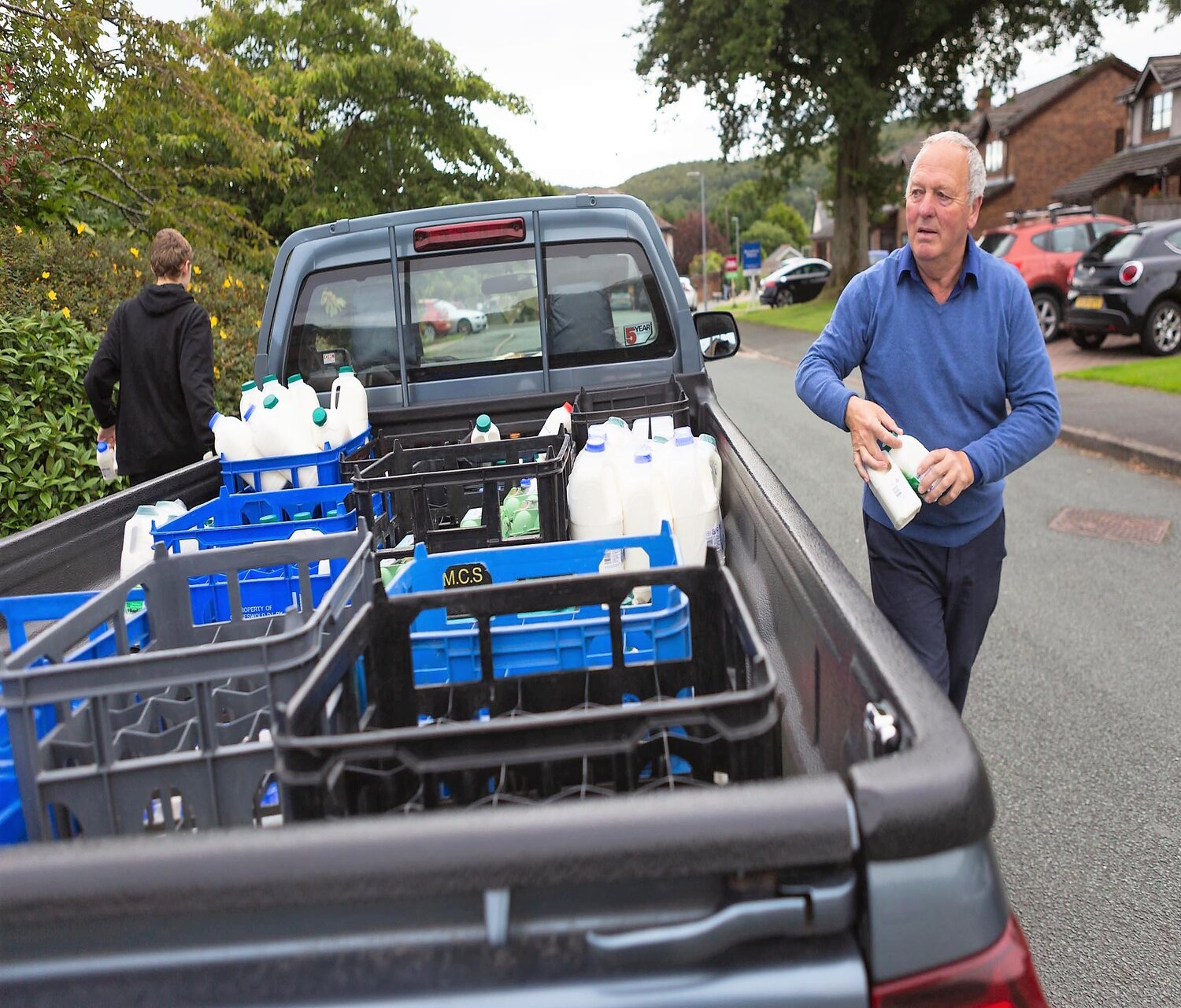 OAP milkman wins new customers in lockdown despite retirement promise