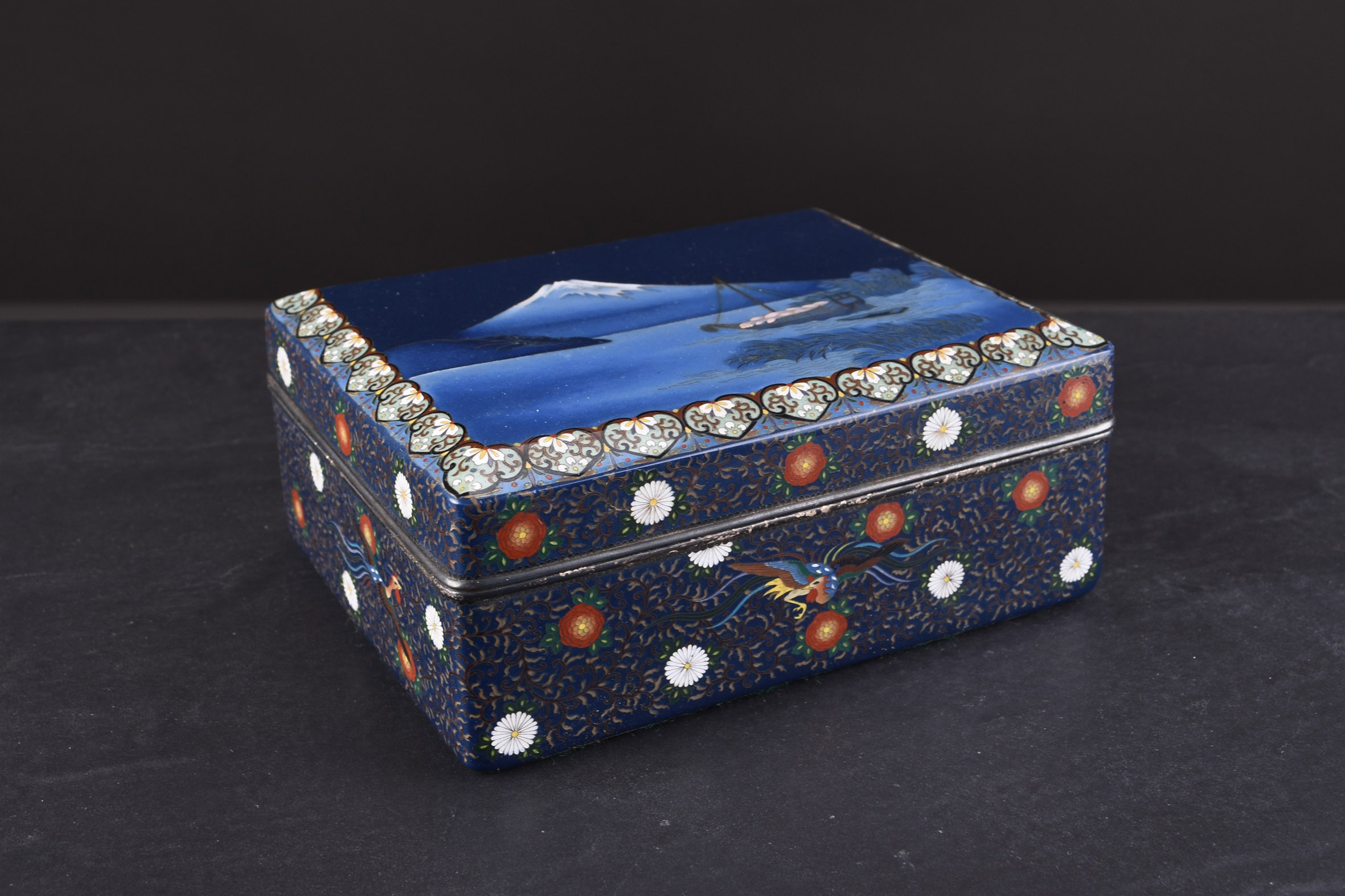 £3,330 Japanese cloisonne box and cover stars at Asian Art auction