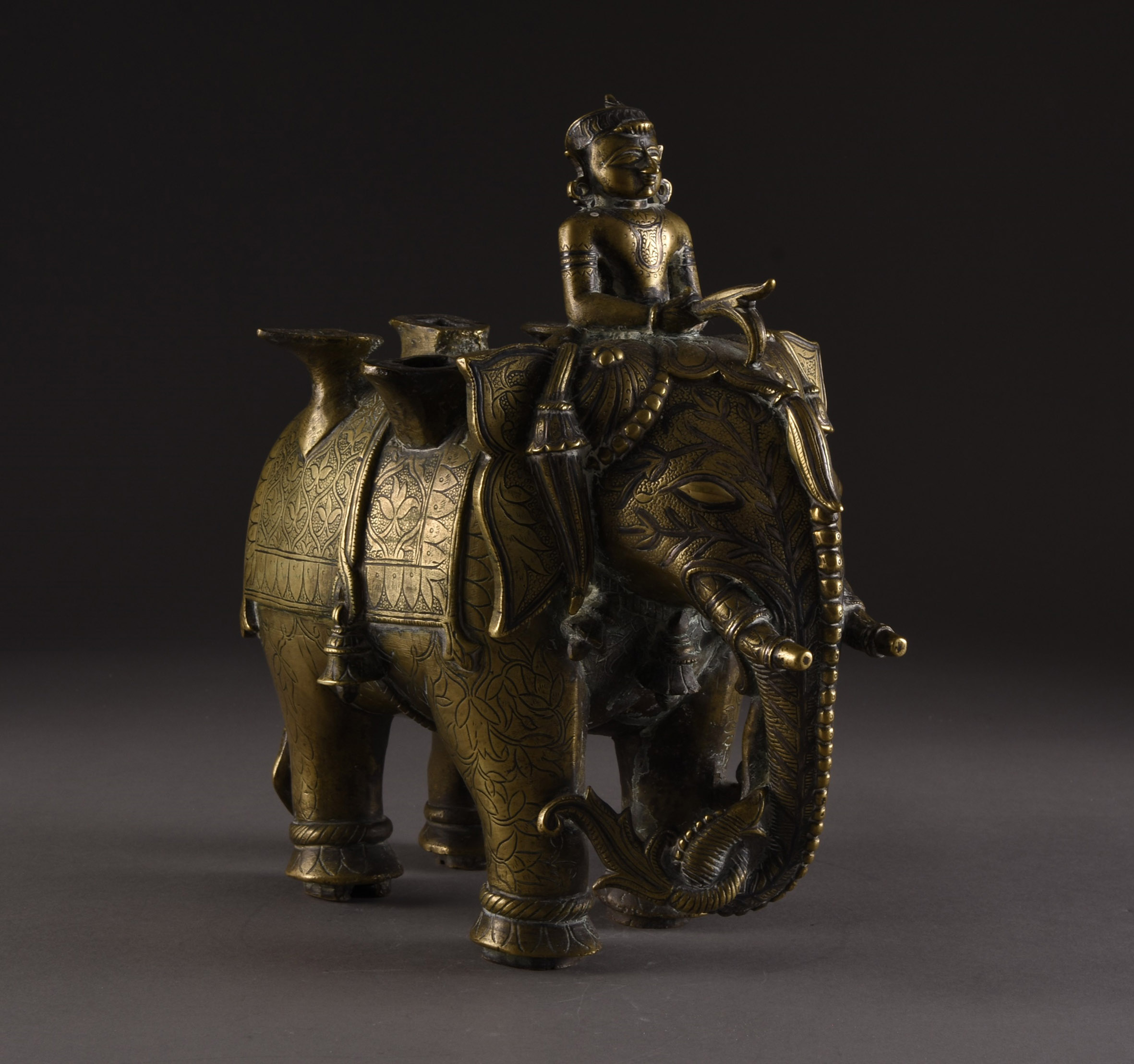 Superb Japanese cabinet sells for £5,600 at Asian Art auction in Shrewsbury